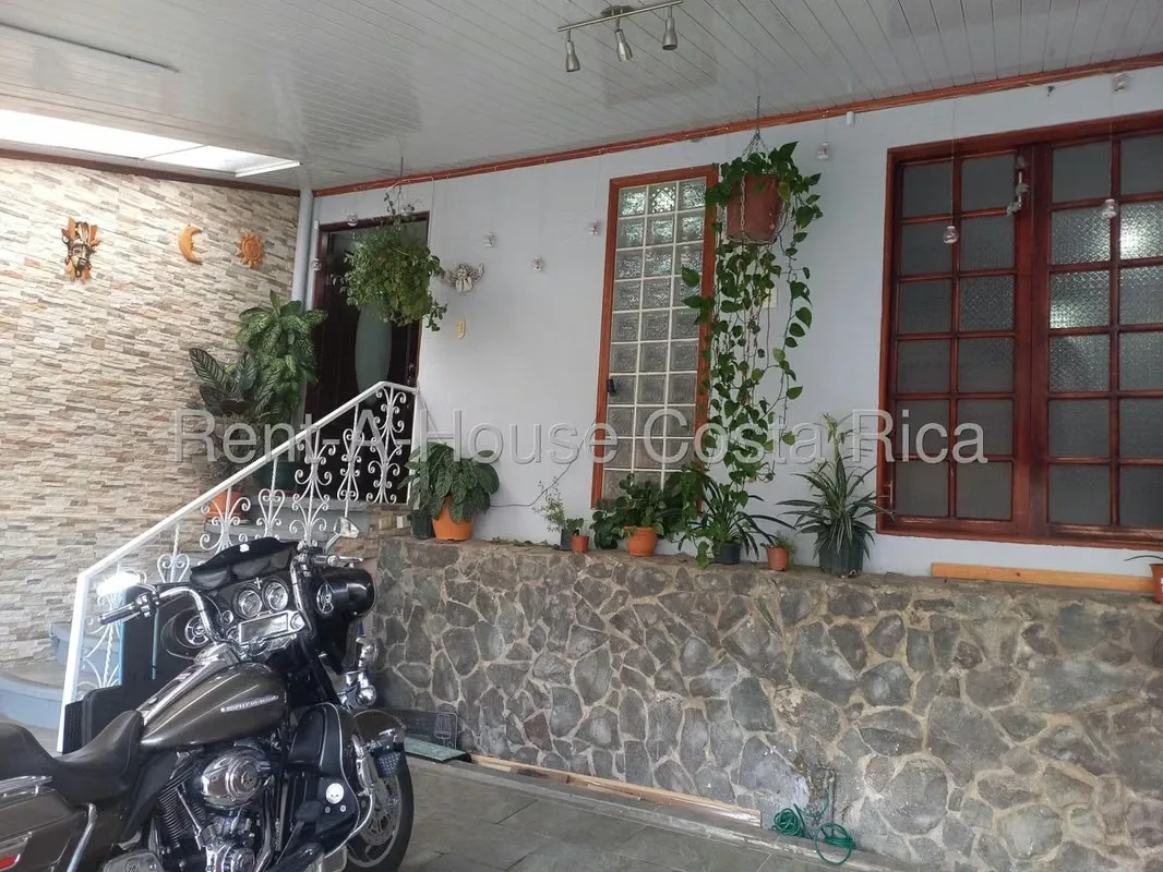 ¡Encuentra el espacio que tu familia necesita en Mata de Plátano, Guadalupe! Esta casa de dos plantas ofrece una distribución amplia y funcional, dentro de un residencial con guarda ...