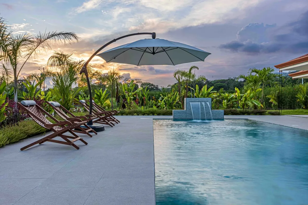 En venta: Propiedad única con dos casas de un solo nivel y piscina privada en Palma Quemada, Savegre, Quepos, Puntarenas