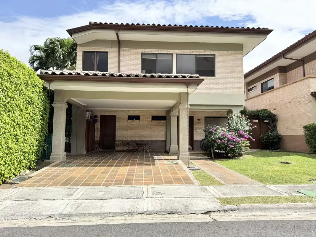 Disfrute de las preciosas areas deportivas, zonas verdes y pertenezca a esta bella comunidad de Condominio Puerta de Hierro. En esta casa con cálidos detalles se sentirá feliz junto a ...