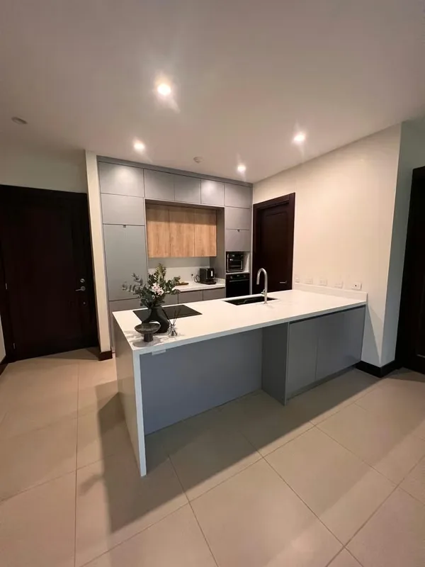 Descubre este espectacular apartamento de 100 m² con 30 m² de jardín privado, ubicado en el exclusivo Condominio Ribera Laureles, en el corazón de Escazú — una de las zonas más ...