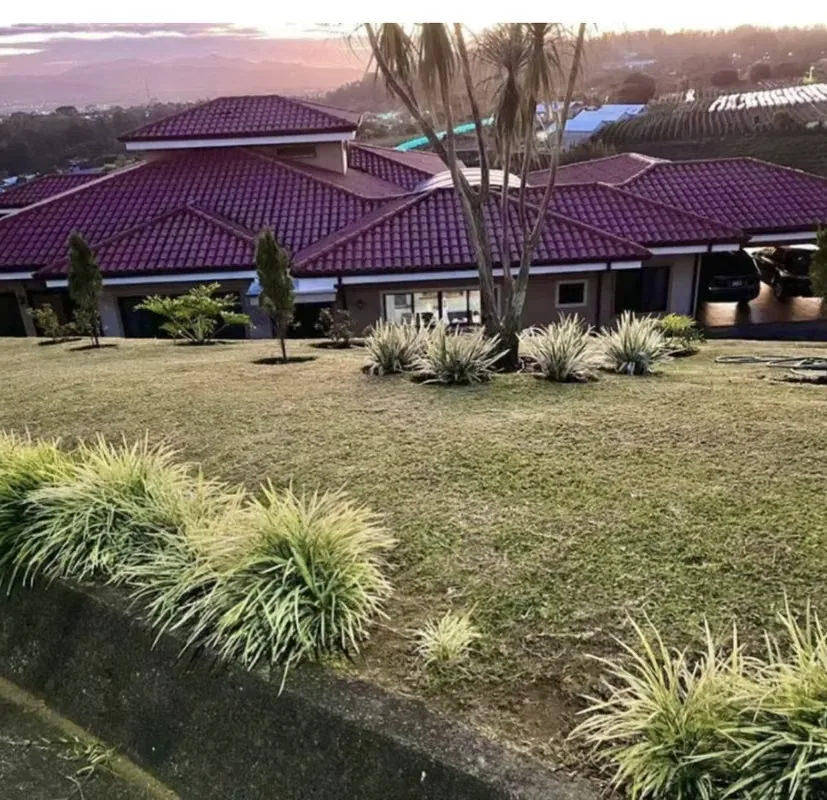 ONE-STORY HOUSE FOR SALE IN VISTA DE SANTA BARBARA 400 M2 CONST.