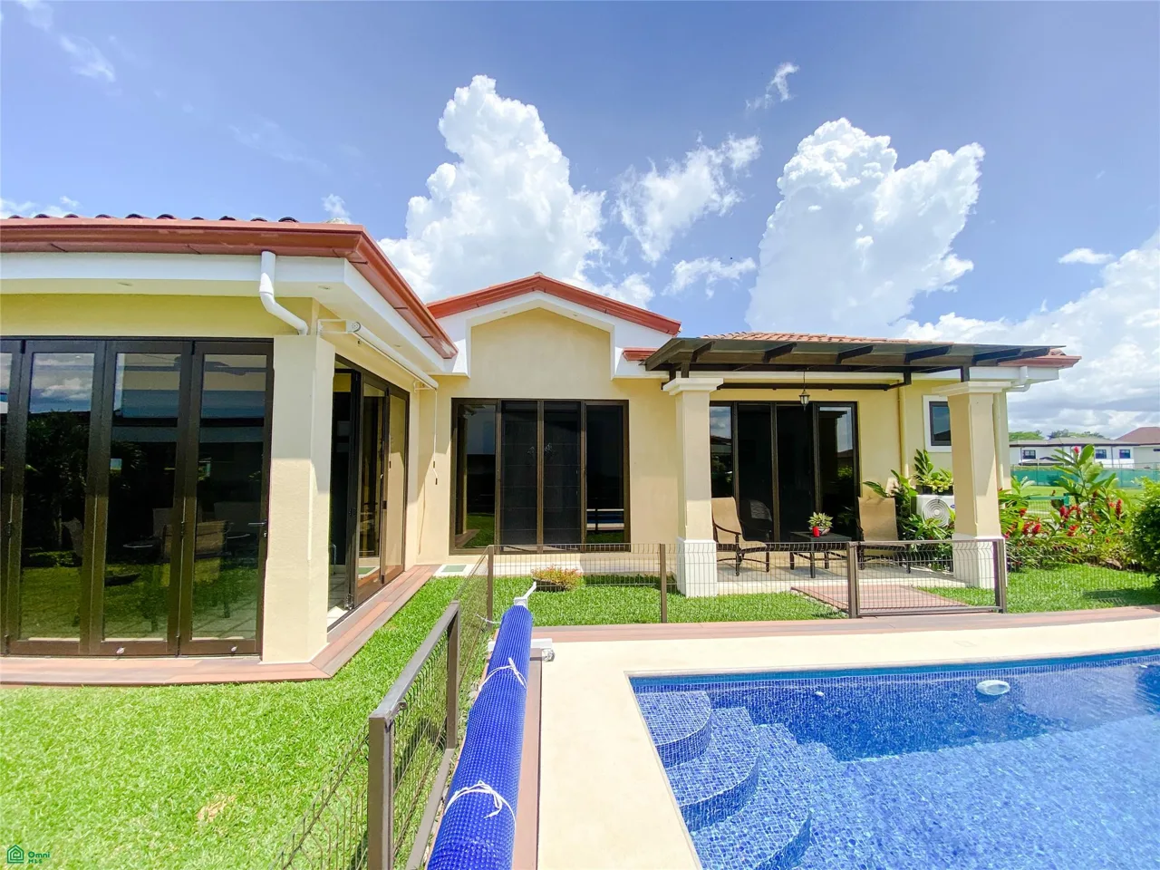 En Venta casa con Piscina en Hacienda Los Reyes