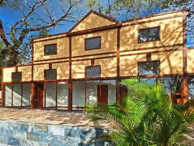La fachada de «Villa Palladio» llama la atención por su perfil de casi 7 metros de altura.