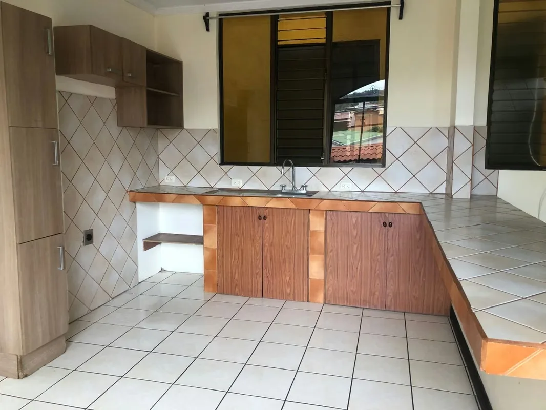 Apartamento amplio / Lomas de Ayarco / Curridabat