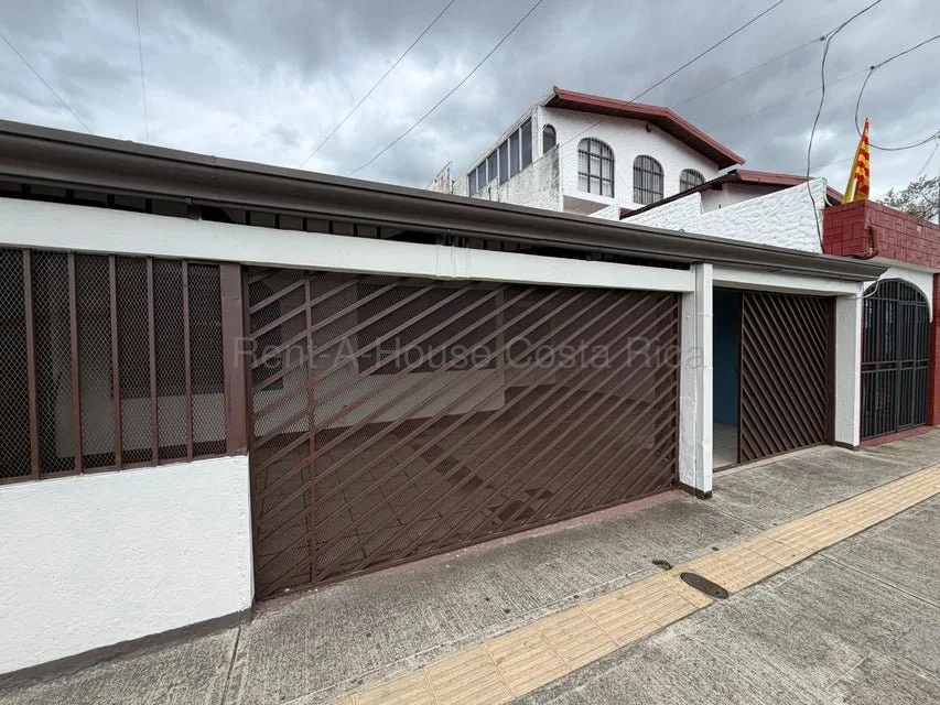 Venta de Casa con Apartamento en Cubujuqui-Heredia. RAH 27-196 - Venta en Heredia