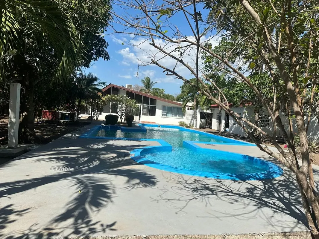 ¡Imaginá despertar todos los días con acceso directo a la playa y el sonido del mar como fondo! Esta espectacular propiedad en El Roble de Puntarenas, a solo 400 metros del Hotel ...