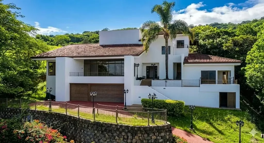 Esta exclusiva residencia combina amplitud, elegancia y acabados de lujo en un condominio de baja densidad, con solo 45 unidades y cableado eléctrico subterráneo, ideal para quienes ...