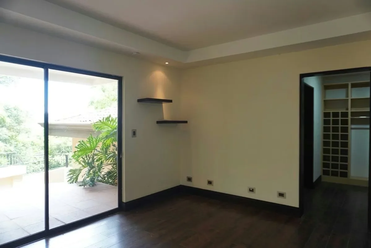 Esta exclusiva residencia combina amplitud, elegancia y acabados de lujo en un condominio de baja densidad, con solo 45 unidades y cableado eléctrico subterráneo, ideal para quienes ..., photo 2