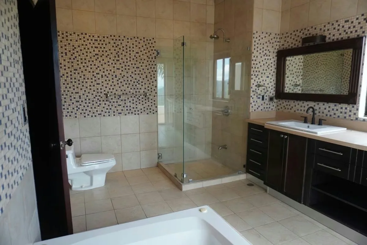Esta exclusiva residencia combina amplitud, elegancia y acabados de lujo en un condominio de baja densidad, con solo 45 unidades y cableado eléctrico subterráneo, ideal para quienes ..., photo 11
