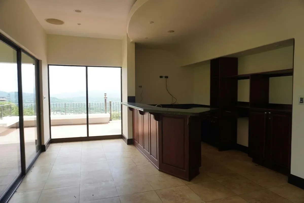Esta exclusiva residencia combina amplitud, elegancia y acabados de lujo en un condominio de baja densidad, con solo 45 unidades y cableado eléctrico subterráneo, ideal para quienes ..., photo 3