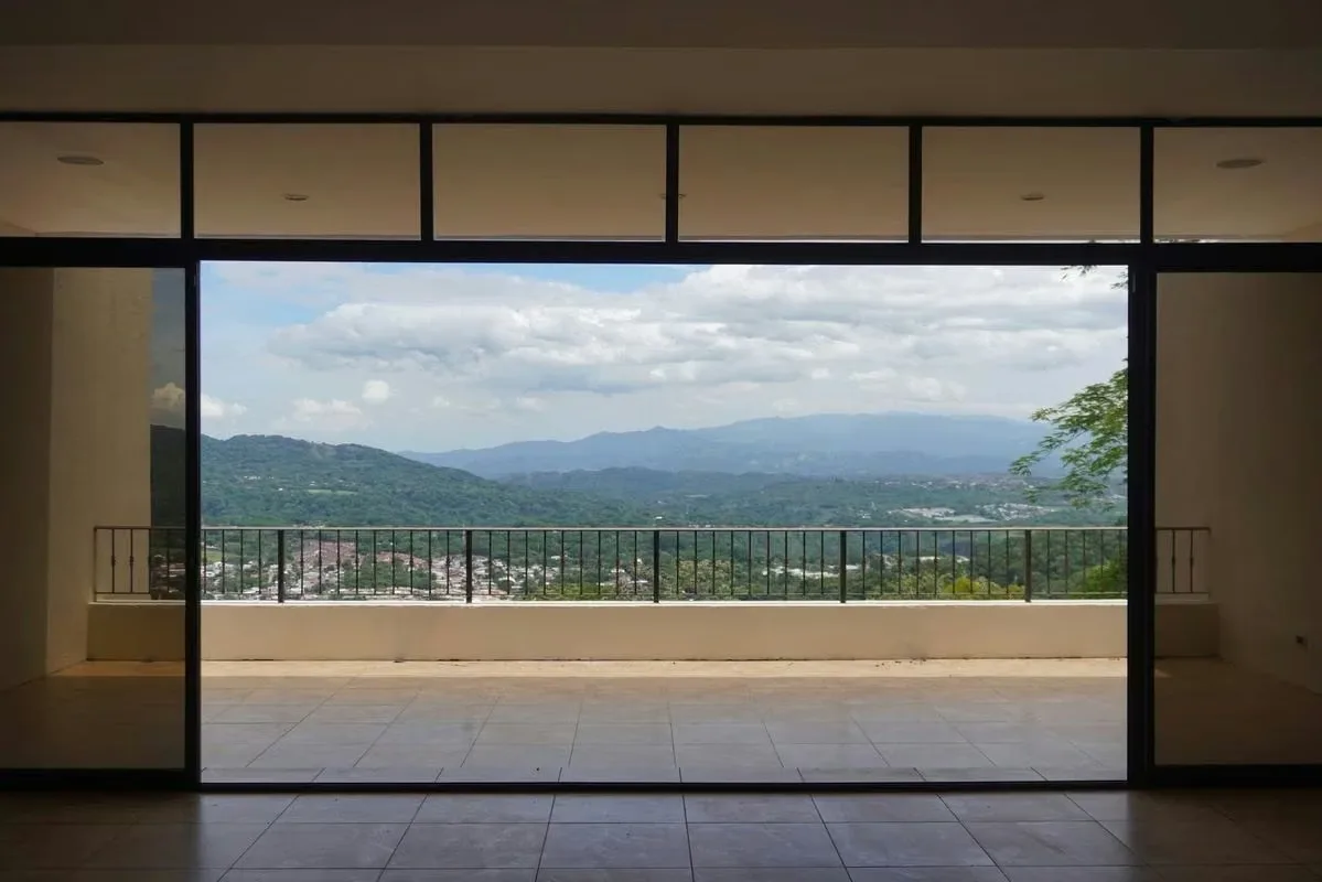 Esta exclusiva residencia combina amplitud, elegancia y acabados de lujo en un condominio de baja densidad, con solo 45 unidades y cableado eléctrico subterráneo, ideal para quienes ..., photo 4