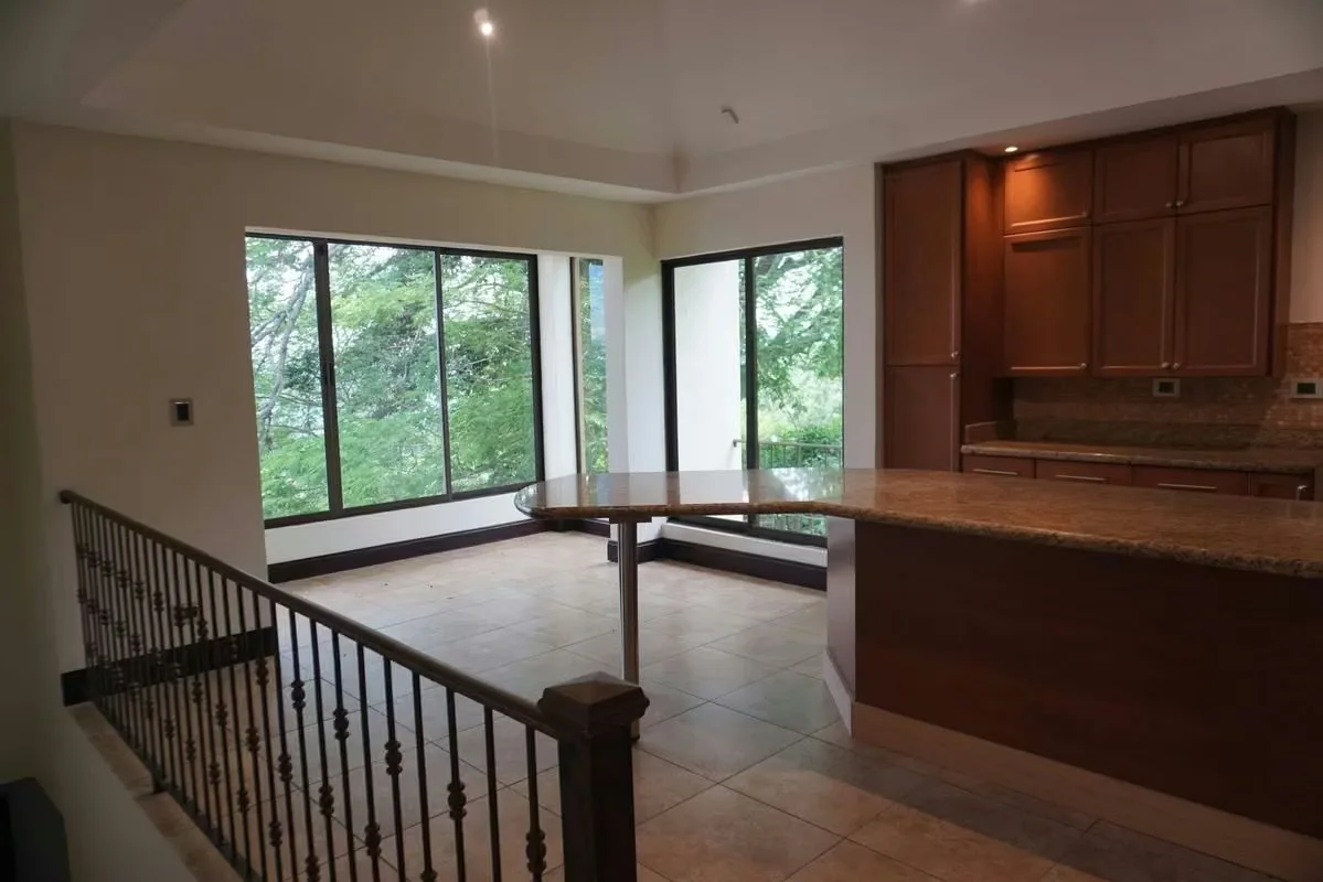 Esta exclusiva residencia combina amplitud, elegancia y acabados de lujo en un condominio de baja densidad, con solo 45 unidades y cableado eléctrico subterráneo, ideal para quienes ..., photo 5