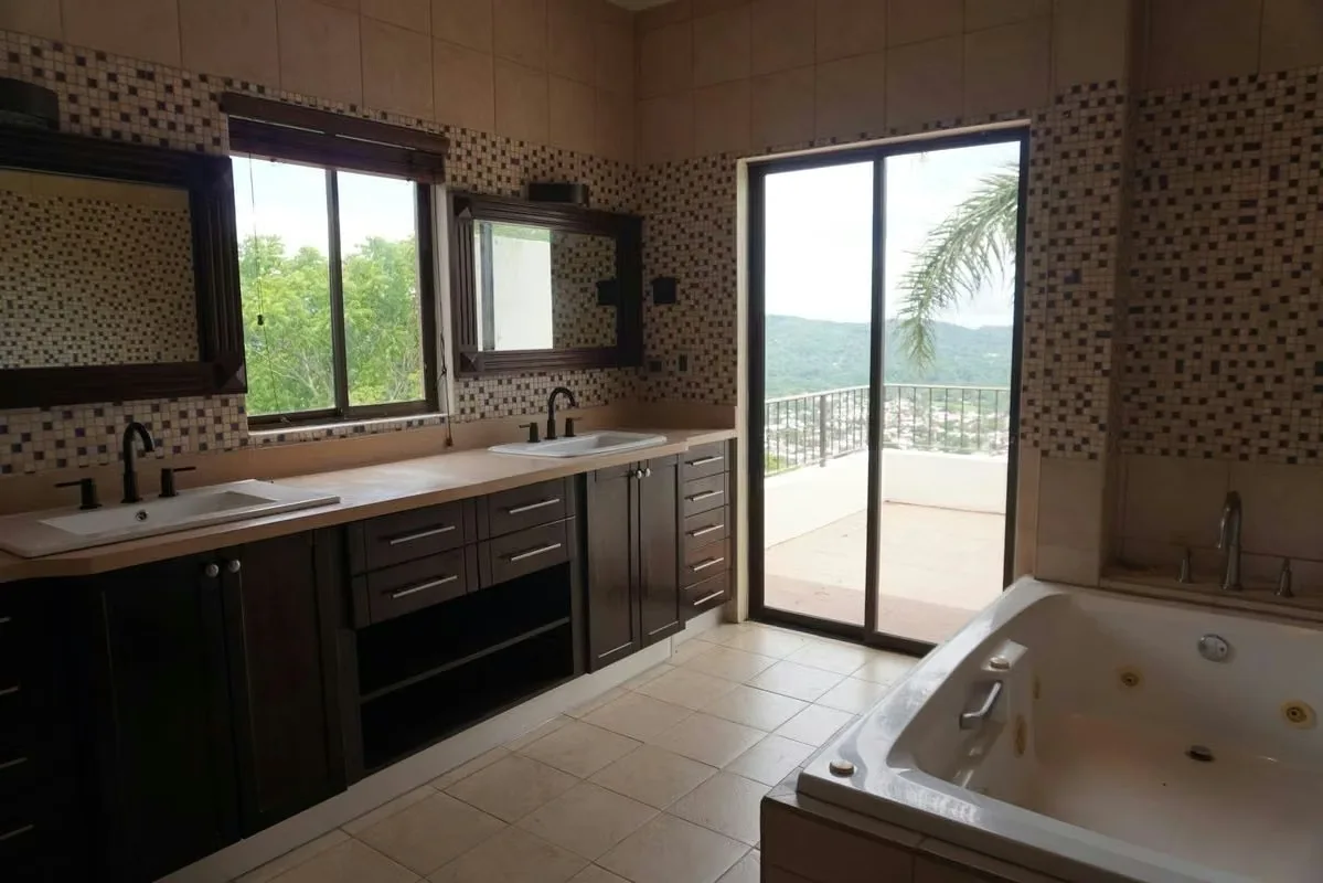 Esta exclusiva residencia combina amplitud, elegancia y acabados de lujo en un condominio de baja densidad, con solo 45 unidades y cableado eléctrico subterráneo, ideal para quienes ..., photo 7
