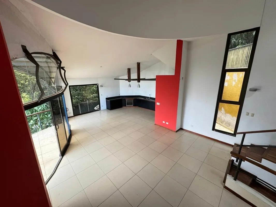 House for rent in Escazú, Altos de Carrizal – 3 bedrooms, garden, and Central Valley view.