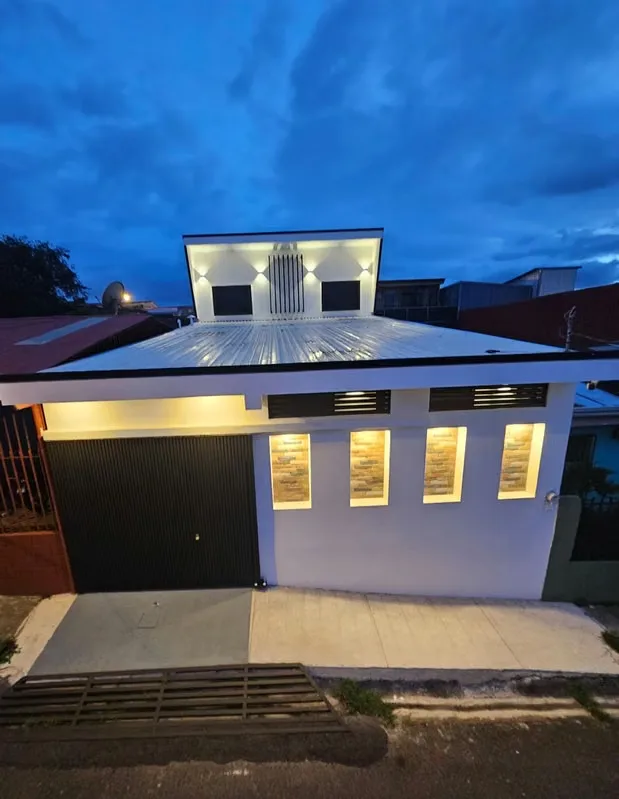 Casa de 185 m2 recién remodelada al 100 % con 3 habitaciones, 1 cuarto de estudio y 3,5 baños. Hermosa cocina amplia y moderna, con horno, microondas y cocina de inducción. Agua ...