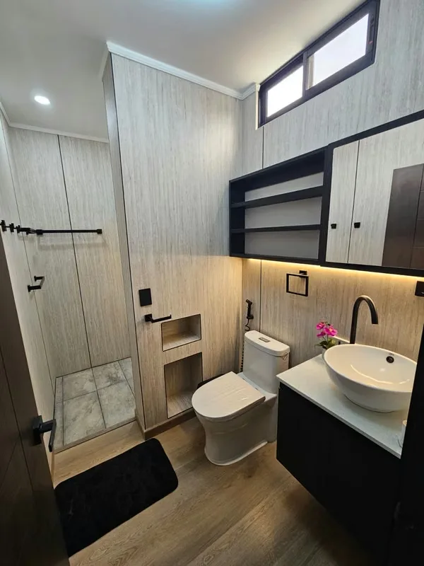 Casa de 185 m2 recién remodelada al 100 % con 3 habitaciones, 1 cuarto de estudio y 3,5 baños. Hermosa cocina amplia y moderna, con horno, microondas y cocina de inducción. Agua ..., photo 2