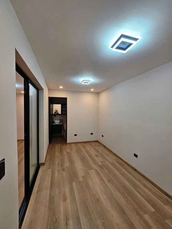 Casa de 185 m2 recién remodelada al 100 % con 3 habitaciones, 1 cuarto de estudio y 3,5 baños. Hermosa cocina amplia y moderna, con horno, microondas y cocina de inducción. Agua ..., photo 11
