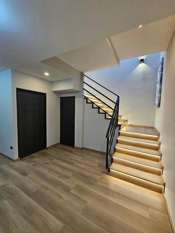 Casa de 185 m2 recién remodelada al 100 % con 3 habitaciones, 1 cuarto de estudio y 3,5 baños. Hermosa cocina amplia y moderna, con horno, microondas y cocina de inducción. Agua ..., photo 14