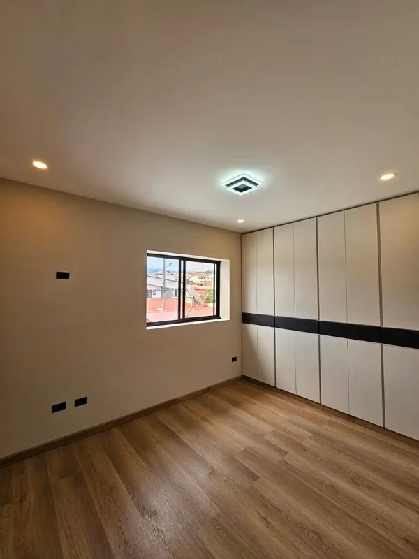 Casa de 185 m2 recién remodelada al 100 % con 3 habitaciones, 1 cuarto de estudio y 3,5 baños. Hermosa cocina amplia y moderna, con horno, microondas y cocina de inducción. Agua ..., photo 15
