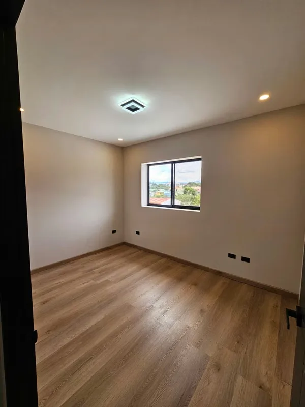Casa de 185 m2 recién remodelada al 100 % con 3 habitaciones, 1 cuarto de estudio y 3,5 baños. Hermosa cocina amplia y moderna, con horno, microondas y cocina de inducción. Agua ..., photo 16