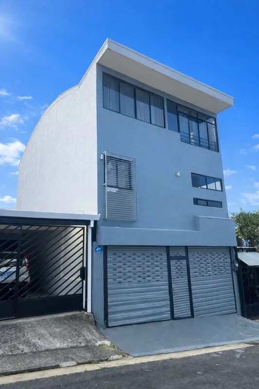 Apartamento en 3er Piso nuevo alquiler incluye consumo de Agua y Electricidad. Zona Segura Seguridad 24 horas.