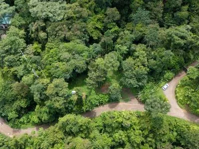 Lote frente al río en un barrio codiciado de Uvita.