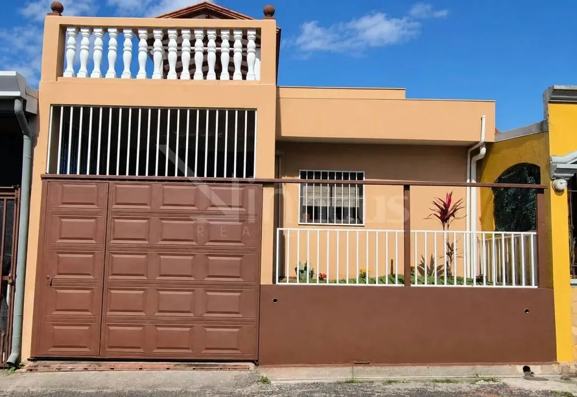 Confortable casa lista para habitar en una ubicación privilegiada en El Porvenir de Desamparados. Su estructura es en block y ladrillo pero cuenta con hermosos acabados en maderas de ...