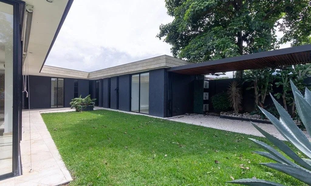 Casa de un piso moderna en renta en Santa Ana.