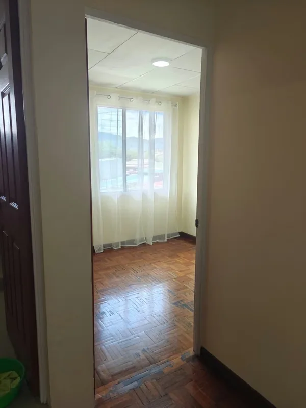 Se vende apartamento en Condominio El Solar. Está ubicado en 4to piso. El apartamento consta de 2 dormitorios, un baño, sala- cocina, cuarto de pilas. No tiene parqueo, ni ascensor.
