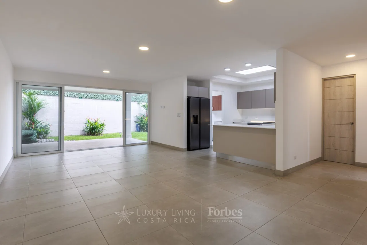 Modern condominium house with 3 bedrooms and 4 parking spaces