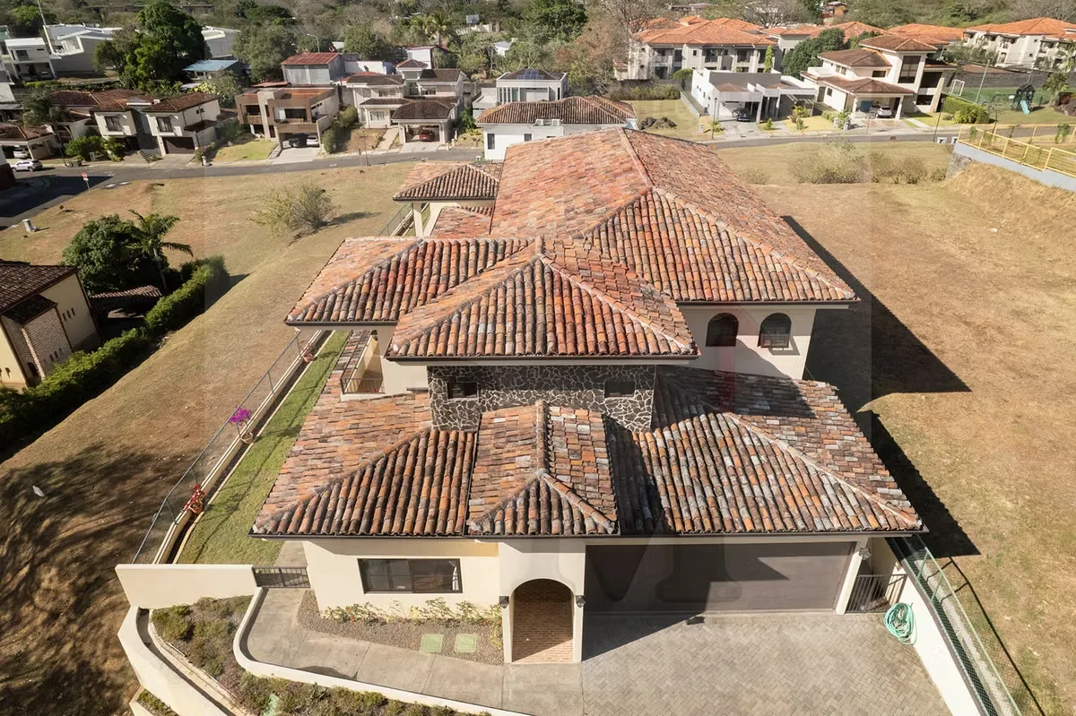 Se Vende Preciosa Vivienda en Condominio en Pozos de Santa Ana !!!