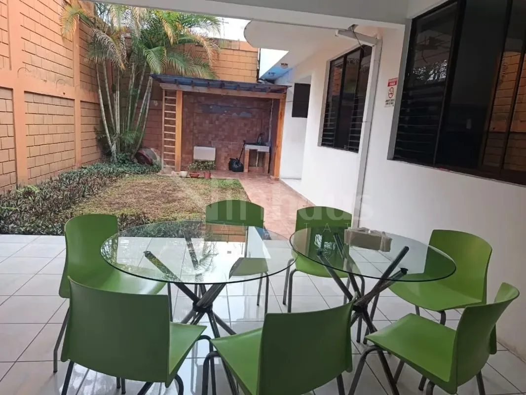 Se vende casa de dos plantas en Barrio El Prado Curridabat la cual se distribuye de la siguiente manera: Primera planta: Encontramos espacio para 3 vehículos dos bajo techo con portón ..., photo 2
