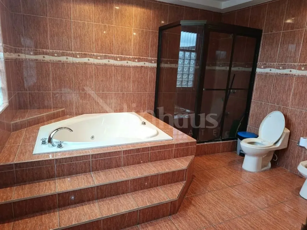 Se vende casa de dos plantas en Barrio El Prado Curridabat la cual se distribuye de la siguiente manera: Primera planta: Encontramos espacio para 3 vehículos dos bajo techo con portón ..., photo 12