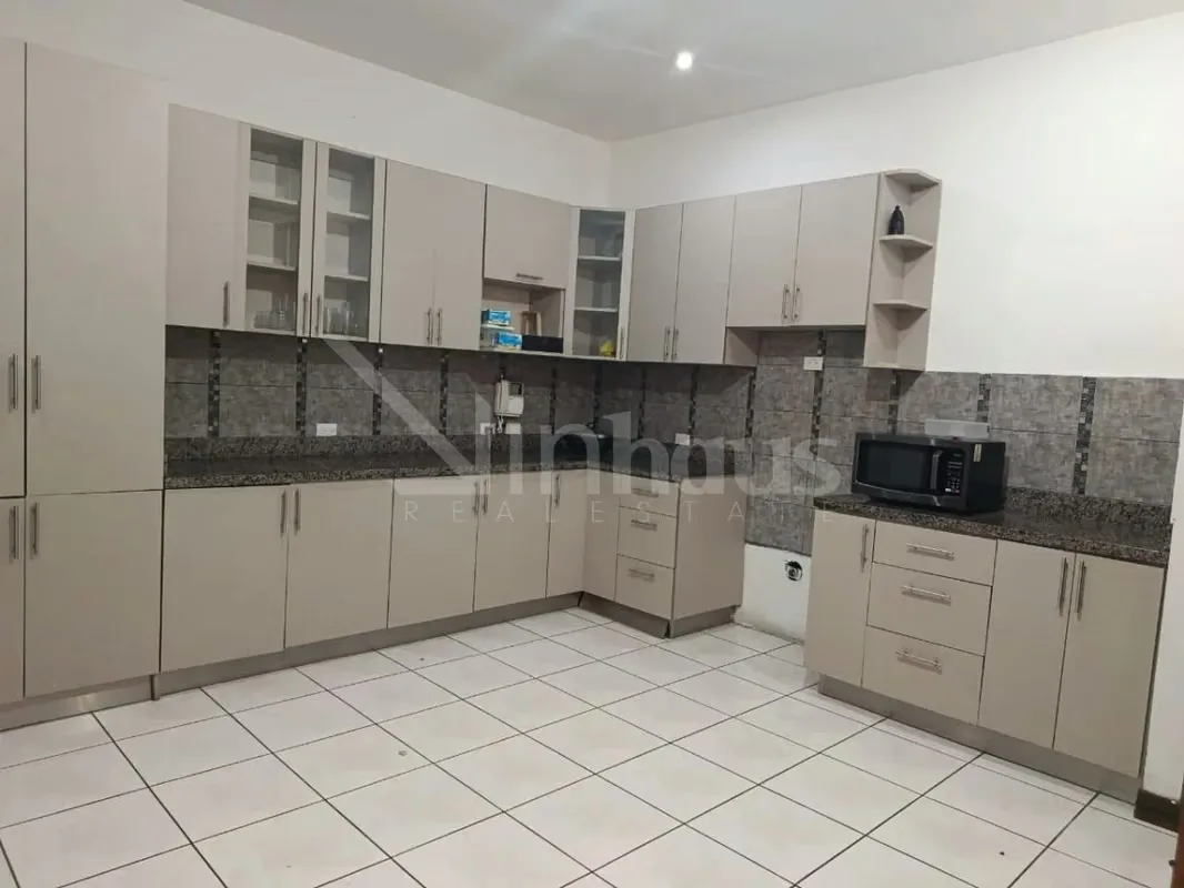 Se vende casa de dos plantas en Barrio El Prado Curridabat la cual se distribuye de la siguiente manera: Primera planta: Encontramos espacio para 3 vehículos dos bajo techo con portón ..., photo 13