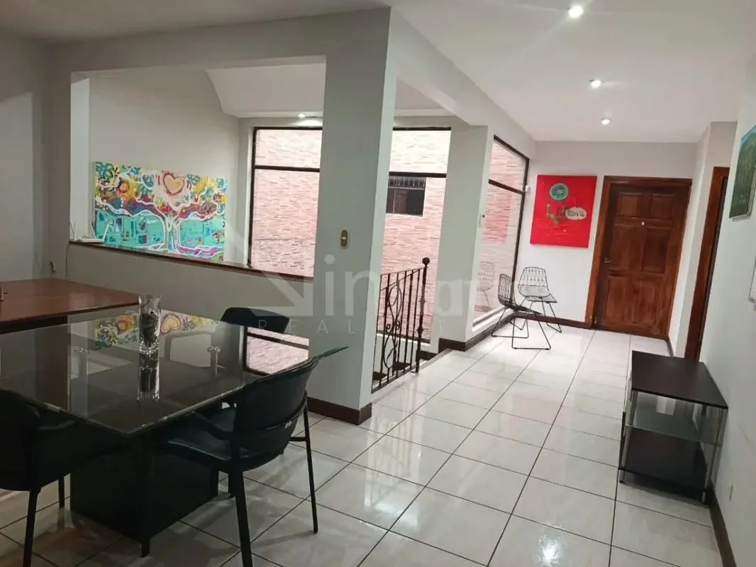 Se vende casa de dos plantas en Barrio El Prado Curridabat la cual se distribuye de la siguiente manera: Primera planta: Encontramos espacio para 3 vehículos dos bajo techo con portón ..., photo 4