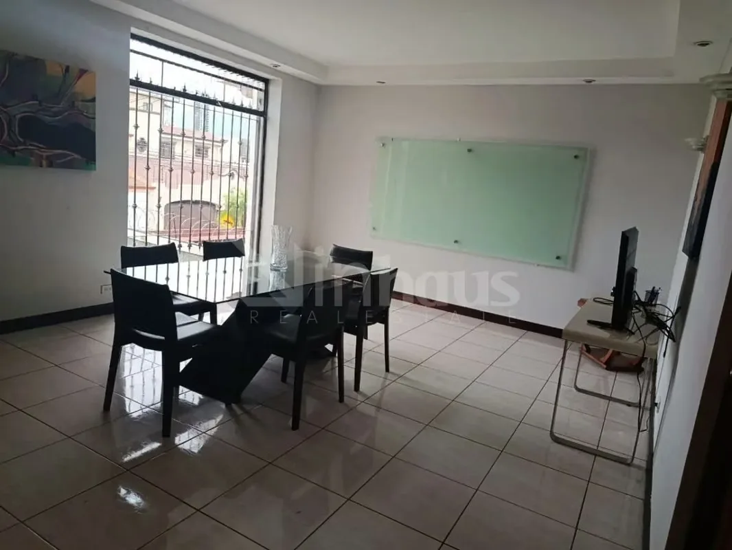 Se vende casa de dos plantas en Barrio El Prado Curridabat la cual se distribuye de la siguiente manera: Primera planta: Encontramos espacio para 3 vehículos dos bajo techo con portón ..., photo 5