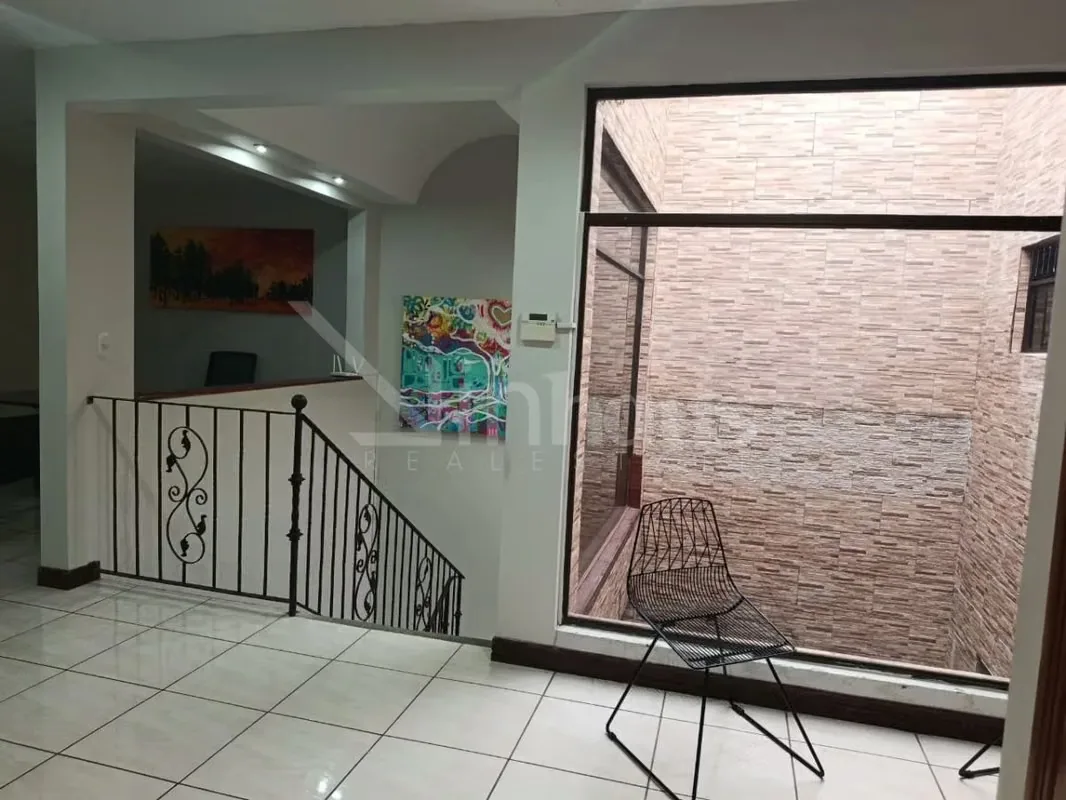 Se vende casa de dos plantas en Barrio El Prado Curridabat la cual se distribuye de la siguiente manera: Primera planta: Encontramos espacio para 3 vehículos dos bajo techo con portón ..., photo 6