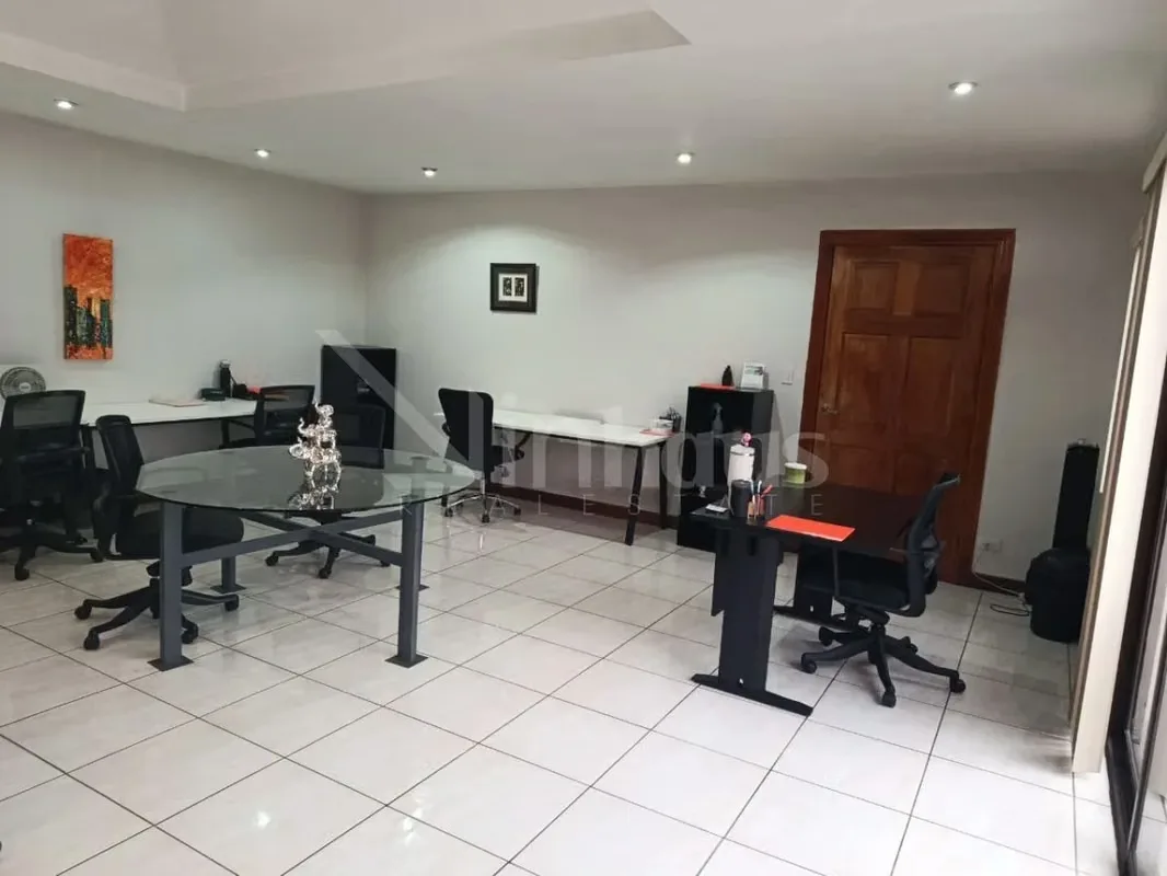 Se vende casa de dos plantas en Barrio El Prado Curridabat la cual se distribuye de la siguiente manera: Primera planta: Encontramos espacio para 3 vehículos dos bajo techo con portón ..., photo 7