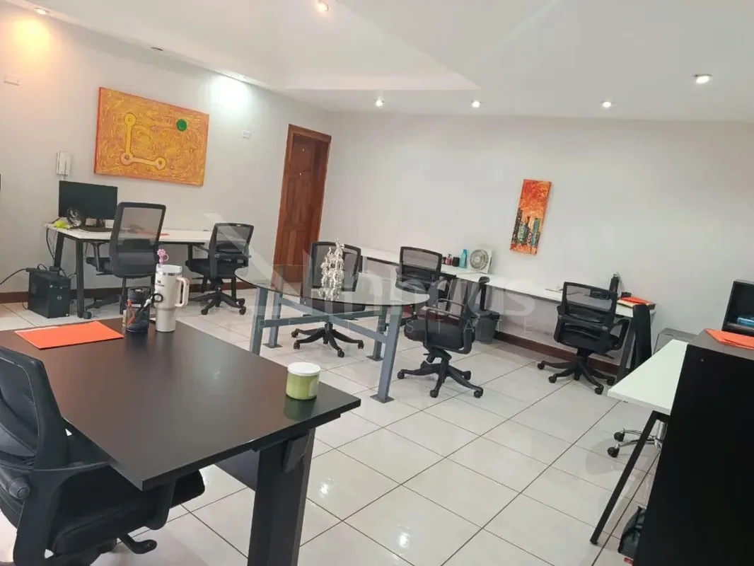 Se vende casa de dos plantas en Barrio El Prado Curridabat la cual se distribuye de la siguiente manera: Primera planta: Encontramos espacio para 3 vehículos dos bajo techo con portón ..., photo 8