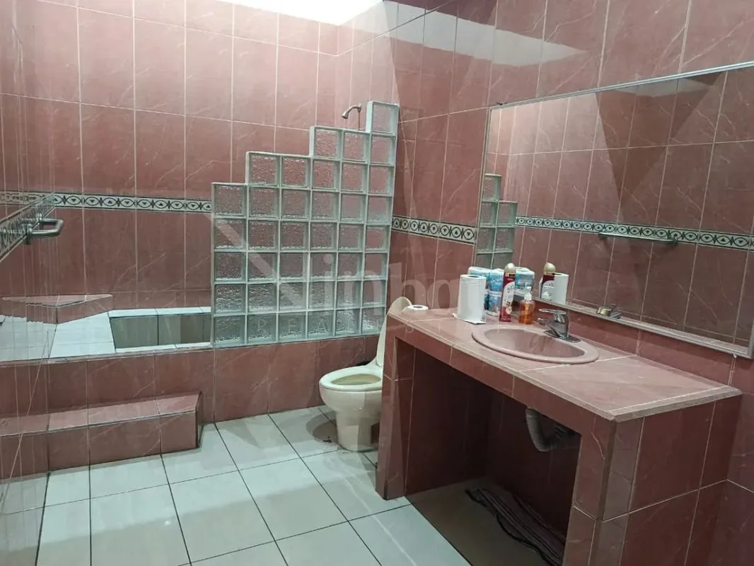 Se vende casa de dos plantas en Barrio El Prado Curridabat la cual se distribuye de la siguiente manera: Primera planta: Encontramos espacio para 3 vehículos dos bajo techo con portón ..., photo 10
