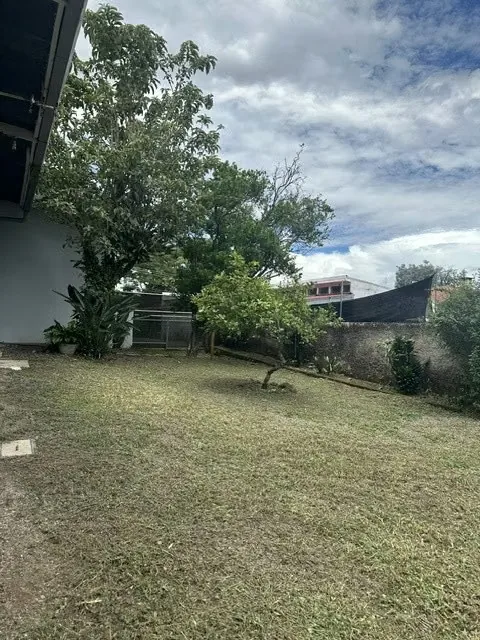 Esta hermosa casa con apartamento incluido en Barrio La Granja, San Pedro, Montes de Oca abarca 846 m2 de terreno con un frente de 37m2., photo 2
