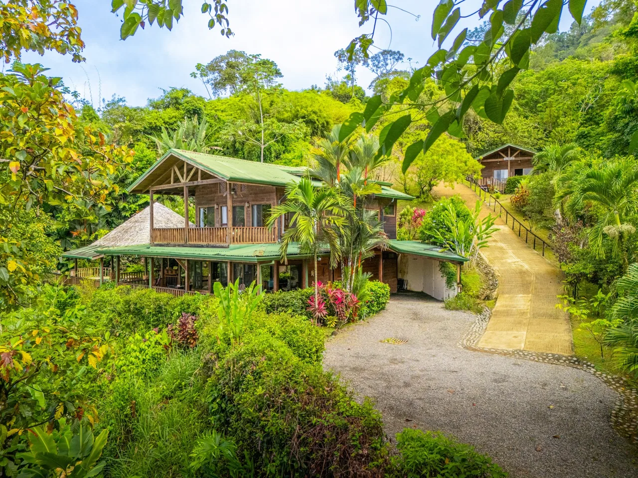 VILLA KRISTINA MOUNTAIN PROPERTY WITH OCEAN VIEWS AND A GUEST HOUSE, IN BALLENA – 3.8 ACRES