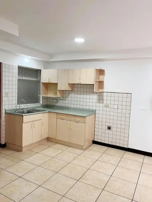 Ubicado en Guachipelín, cerca de Distrito 4 y Multiplaza