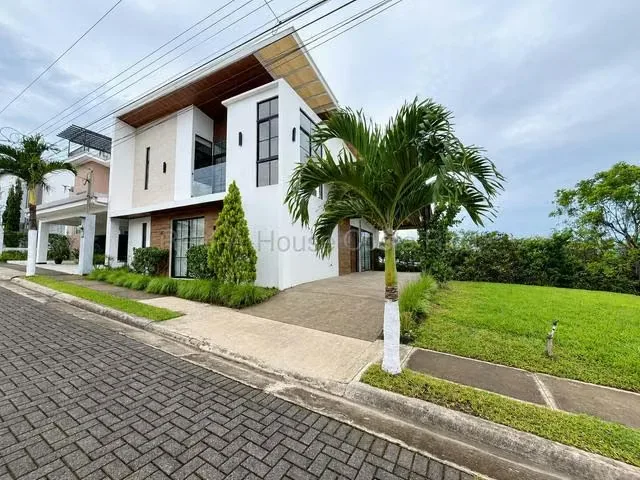 Una casa moderna y funcional, construida en 2023, diseñada para quienes valoran los espacios , la comodidad y un entorno tranquilo para disfrutar en familia.
