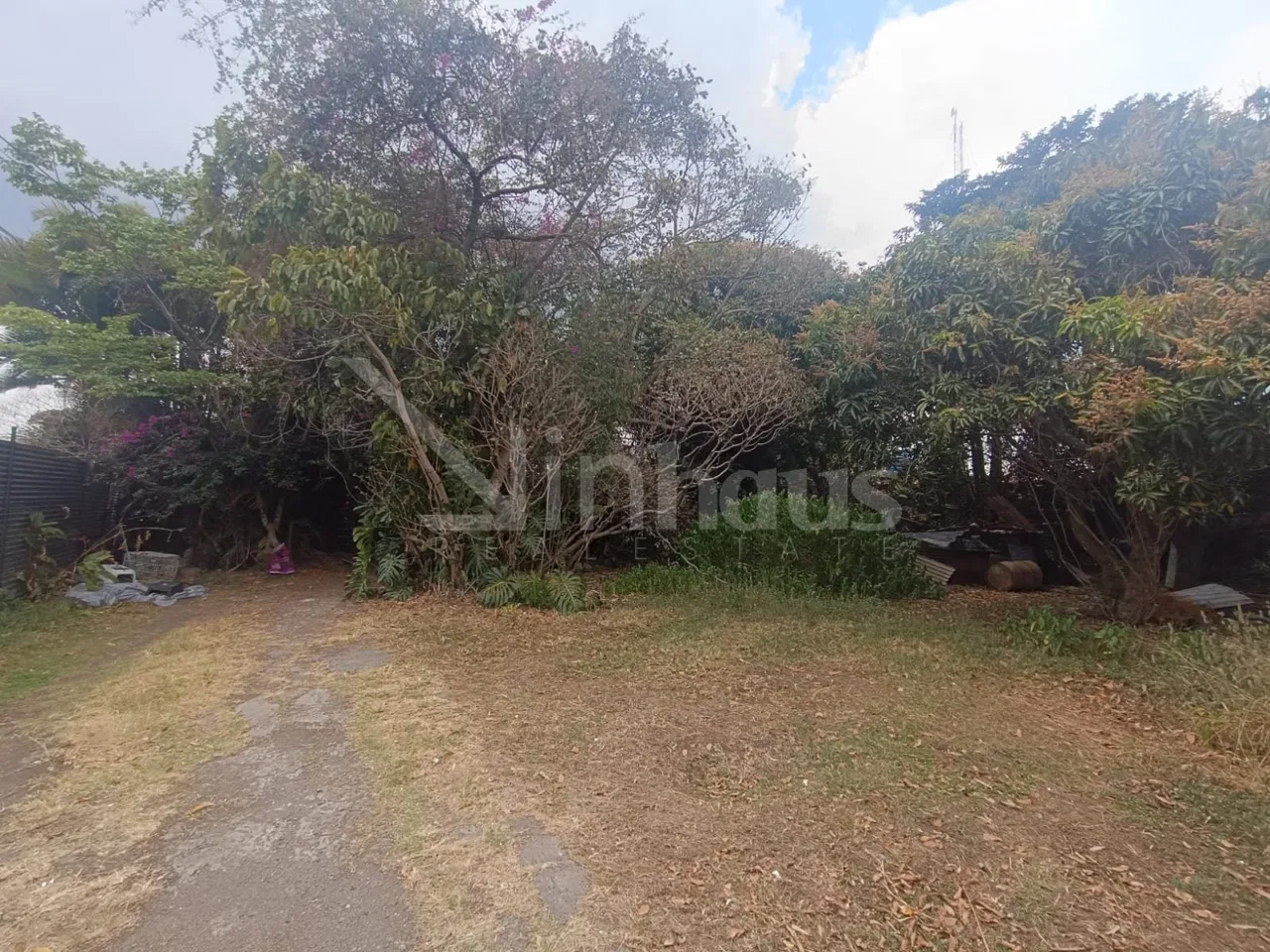Venta de lote plano con uso comercial en Bello Horizonte Escazu