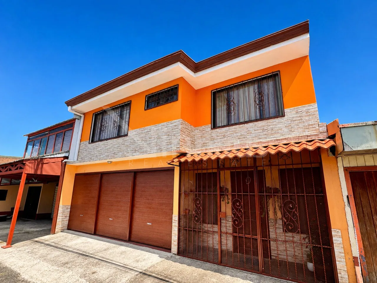 Amplia casa en venta, uso mixto, cerca del Franco Costarricense
