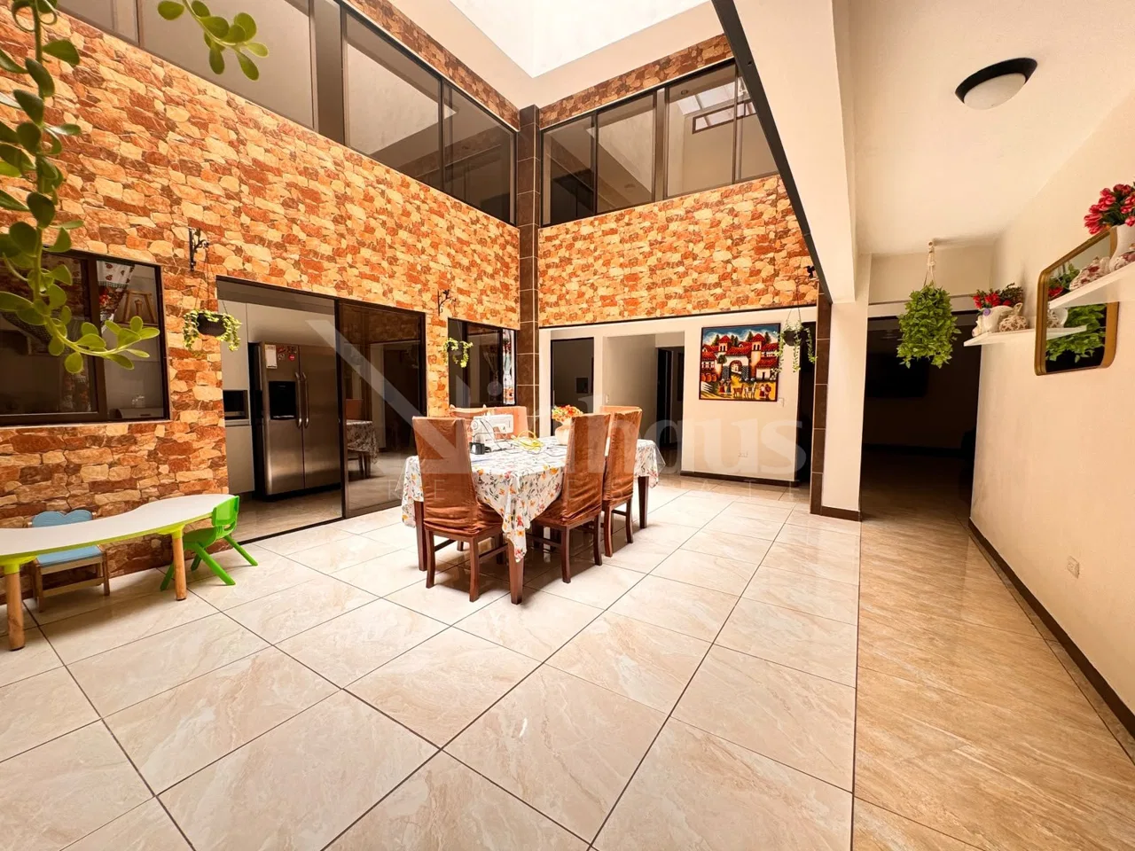 Amplia casa en venta, uso mixto, cerca del Franco Costarricense, photo 2