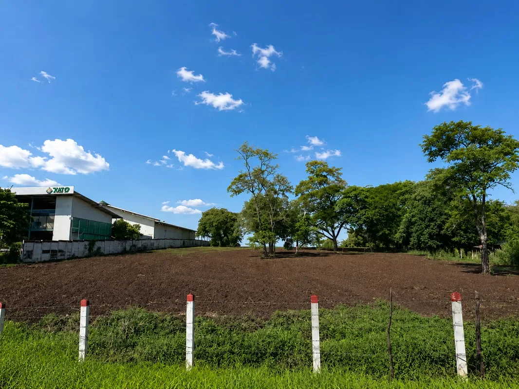 Position your next investment in one of Costa Rica's fastest-growing industrial and logistics corridors. This exceptional 114,915.22 m² (28.39-acre) property enjoys prime frontage ...