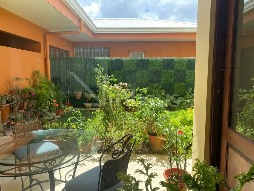 Amplia y elegante residencia situada en un entorno residencial seguro y tranquilo, diseñada para quienes priorizan el confort, la privacidad y una alta calidad de vida. El vestíbulo ..., photo 2