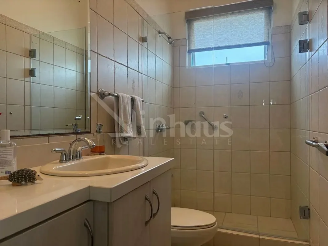 Amplia y elegante residencia situada en un entorno residencial seguro y tranquilo, diseñada para quienes priorizan el confort, la privacidad y una alta calidad de vida. El vestíbulo ..., photo 5